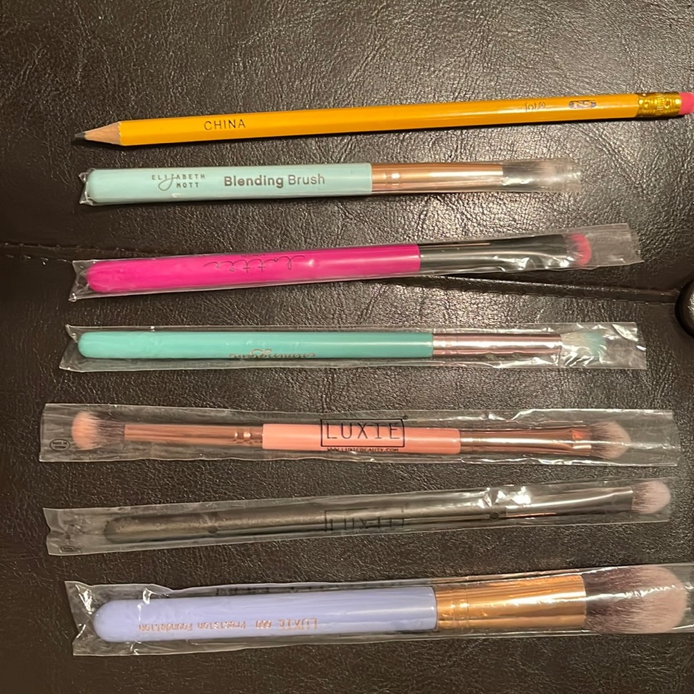 6 makeup brushes and Vera Bradley brush holder